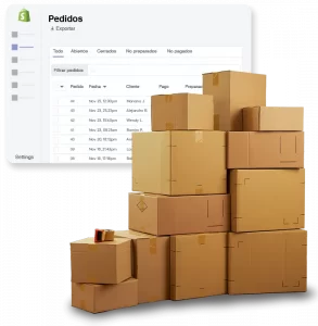 Un grupo de paquetes y atrás la pantalla de Shopify de pedidos.