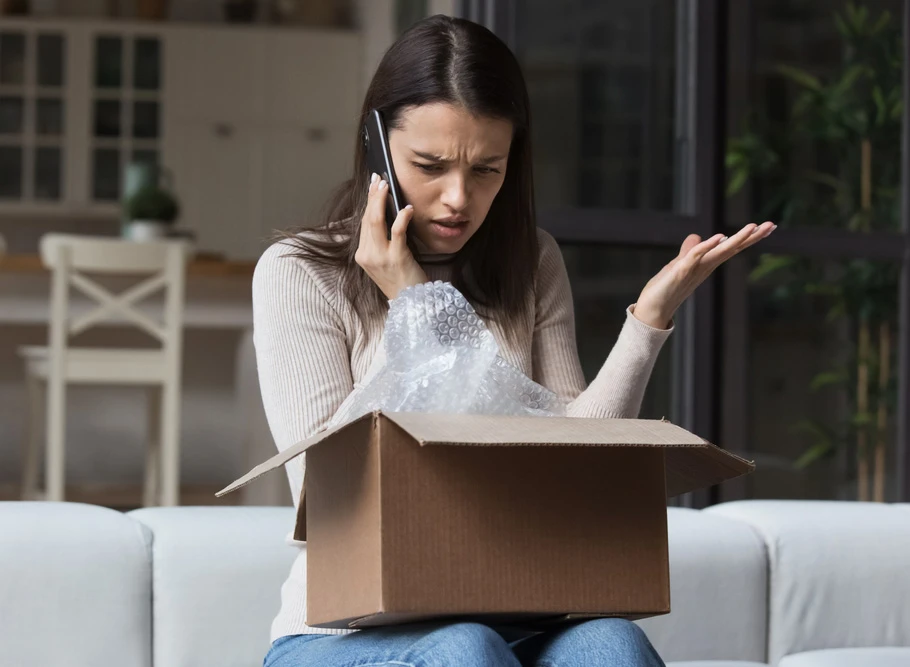 Fotografía de una mujer que recibió su compra y cuando abrió la caja vio que había algo mal en su pedido.